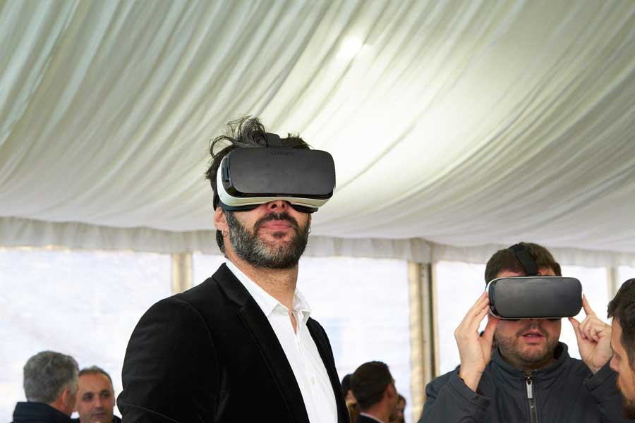 David Amor probando las gafas 3d en el 50 aniversario de Casa Grande de Xanceda